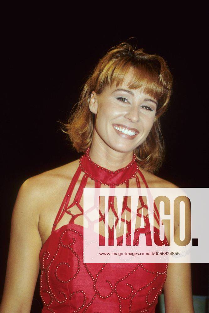 Sonja Zietlow 10 95 kri hoch Portrait lächelnd rothaarig festlich Kleid rot Dekollete Frau Fernsehen TV Moderation Show Gameshow Kindersendung