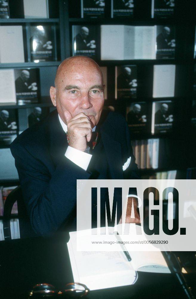 Hans Werner Henze (Komponist) 06 96 am KOMPOSITION Musik KLASSIK Autor Mann Glatze seriös Fliege Jackett hoch halb sitzend Buch Hand neutral