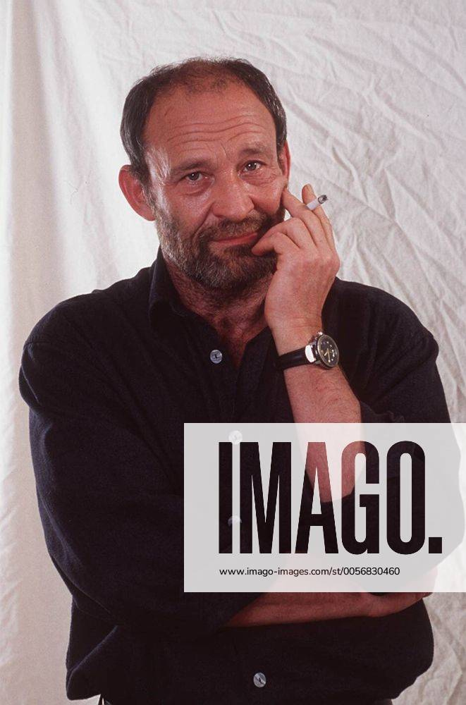 Michael Mendl 04 96 her Mann Fernsehen Schauspiel TV Film leger dunkelhaarig Halbglatze Bart leger T-shirt schwarz hoch halb Zigarette haltend rauchend Hand neutral stehend