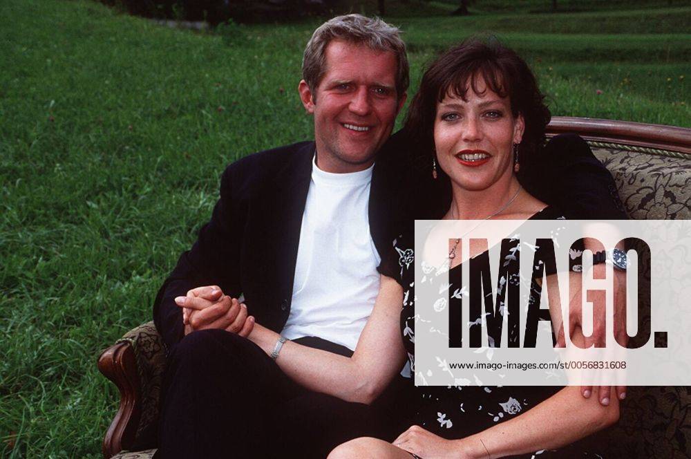 Der Bergdoktor (SAT.1) Harald Krassnitzer und Janina Hartwig 08 96 kück TV Fernsehen Schauspiel Serie leger draußen sitzend Natur Wiese Sofa angelehnt umarmend neutral halb quer