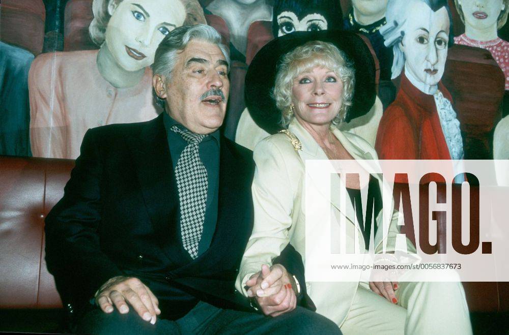 Mario Adorf und Elke Sommer 11 96 mo Fernsehen TV Film Schauspiel Kino Premiere sitzend Sofa rot Bild Gemälde seriös händehaltend halb quer