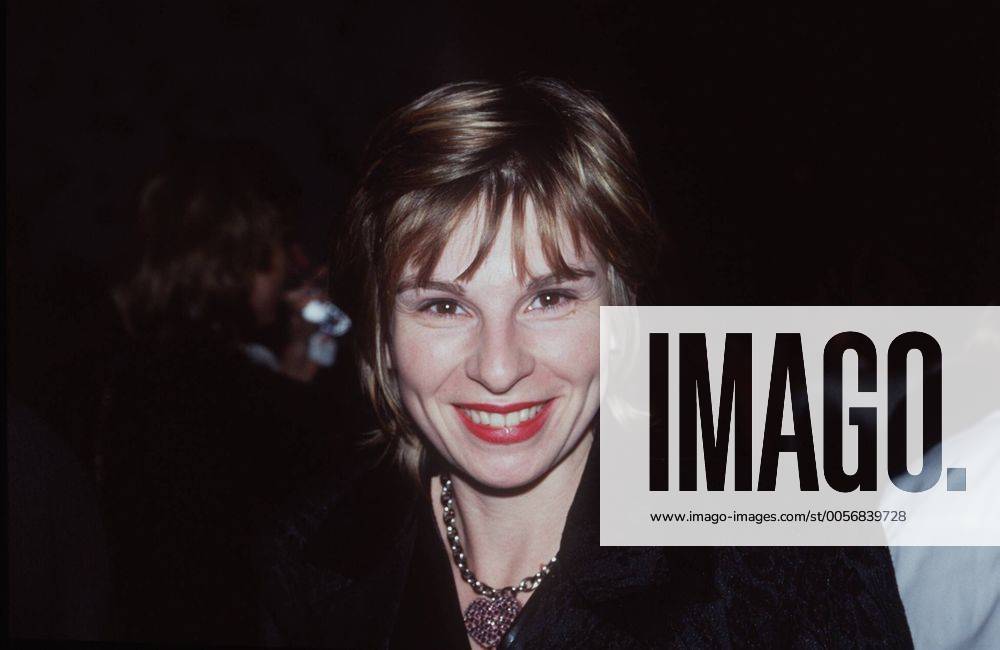 Maria Bachmann (Schauspielerin) 04 97 kück Frau Schauspiel TV Fernsehen dunkelhaarig kurzhaarig seriös Bluse Jacke schwarz Schmuck Kette sitzend Tisch Portrait quer lächelnd