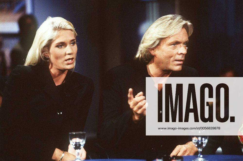 Otto Kern mit Ehefrau Sarah (Mode-Designer) 08 97 her Mann Mode Gesellschaft Design Unternehmen Managament blond langhaarig Dreitagebart leger Jackett Shirt schwarz Frau blond gespräch Tisch Glas Talkshow neutral