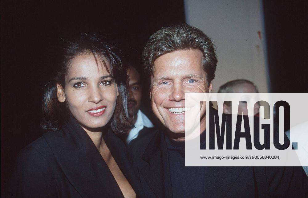 Dieter Bohlen mit Freundin Nadja Farrag 02 97 her Musik Gesang Pop Schlager festlich leger Jackett schwarz stehend umarmend lächelnd halb quer Menschen