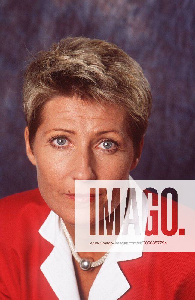 Jacqueline Stuhler (TV-Moderatorin) 11 97 her Frau Fernsehen TV Moderation blond kurzhaarig seriös Blazer rot hoch Portrait neutral
