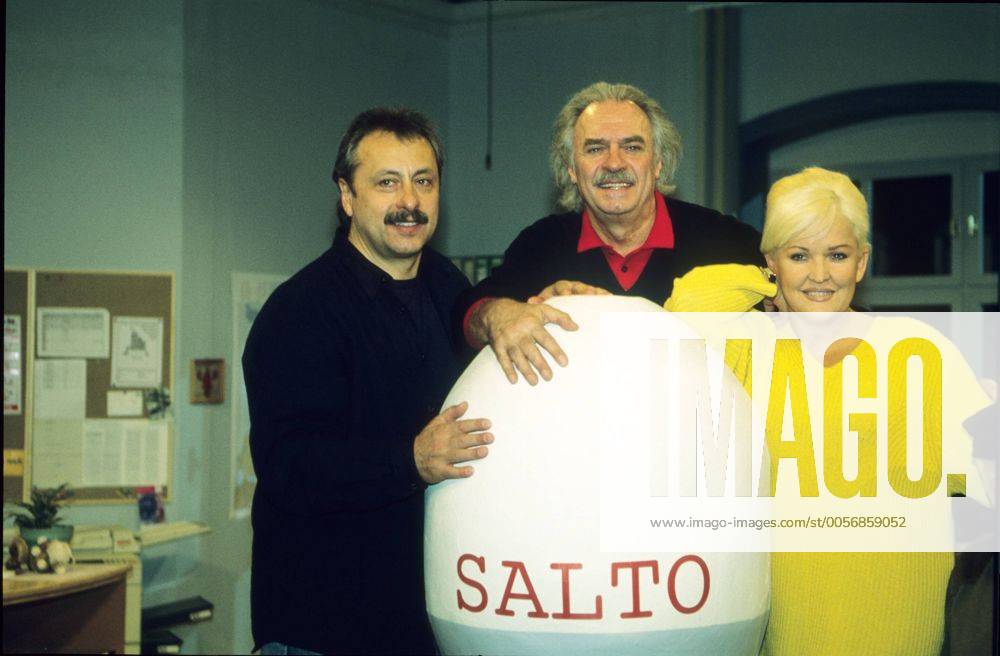V.li.: Wolfgang Stumph, Achim Wolff, Angelika Milster in Salto Kommunale (ZDF) 01 98 te Fernsehen TV Schauspiel Komik Serie Film leger Szene Serie Kulisse Studio Dekoration Stempel Logo stehend aufstützend halb quer