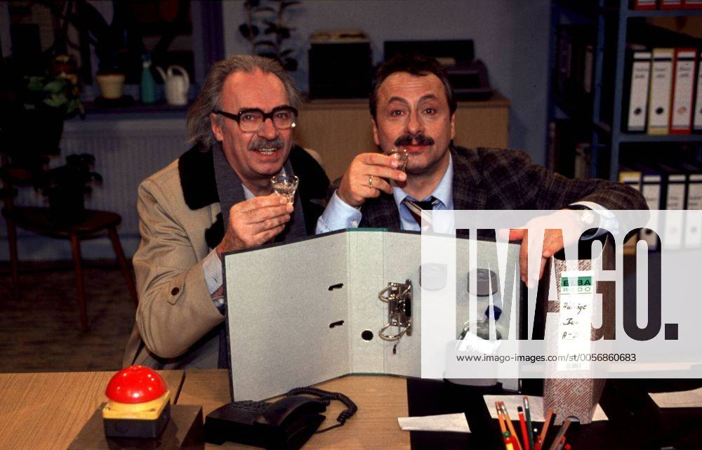 Wolfgang Stumph (re.) mit Achim Wolff in Salto Kommunale (ZDF) 01 98 te Fernsehen TV Schauspiel Komik Serie Film Szene Kulisse Studio Dekoration Tisch Schreibtisch Büro sitzend Flasche Getränk ALKOHOL Schnaps Glas haltend Ordner halb quer Gespräch