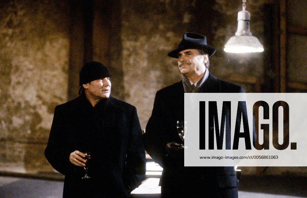 Klaus Maria Brandauer (li.) mit Peter Simonischek im Theater- stück Speer 01 98 te Mann Schauspiel Bühne Theater Auftritt Verkleidung Mantel Kulisse Dekoration Tisch Lampe halb quer Unterlagen stehend Gespräch Glas haltend Theaterstück Getränk