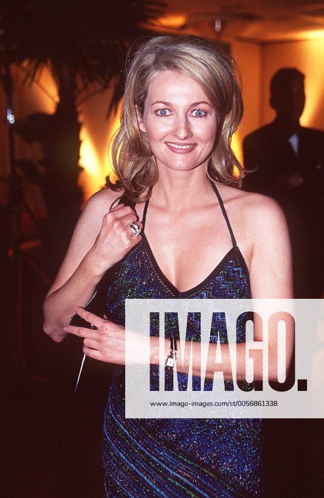Frauke Ludowig (TV-Moderatorin) 03 98 her TV Fernsehen Moderation Journalismus Frau blond langhaarig seriös festlich Abendkleid balu gehend Handtasche tragend Menschen halb hoch lächelnd
