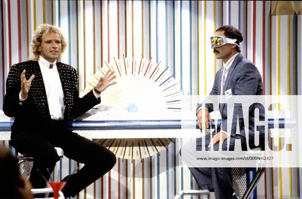 Buntstift -Wette: B. Fritz als T.Rautenberg & T.Gottschalk (l.) in Wetten, daß...? ZDF 9 88 hör TV Fernsehen Show Wette Studio Dekoration Kulisse sitzend Stift Mann seriös Tisch halb quer Gespräch Bernd am 03.09.88 Thomas Gottschalk Rautenberg