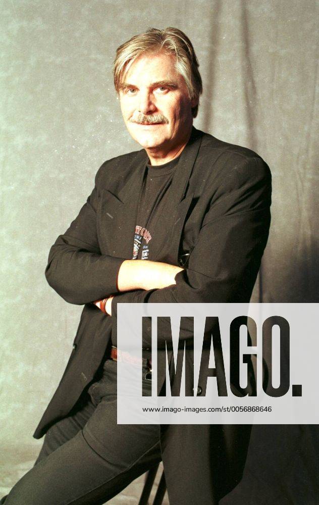 - Peter Simonischek - Farbnegativ 09 98 pp Mann TV Fernsehen Schauspiel Theater Serie Film grauhaarig SCHNÄUZER leger T-Shirt Jackett schwarz stehend Stuhl aufstützend Arme halb hoch neutral