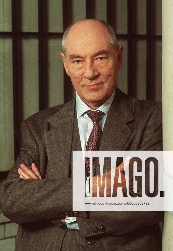 Martin Benrath (Schauspieler) 09 98 her Mann Fernsehen TV Schauspiel Theater Halbglatze grauhaarig seriös Hemd Krawatte Jackett stehend Arme angelehnt lächelnd halb hoch