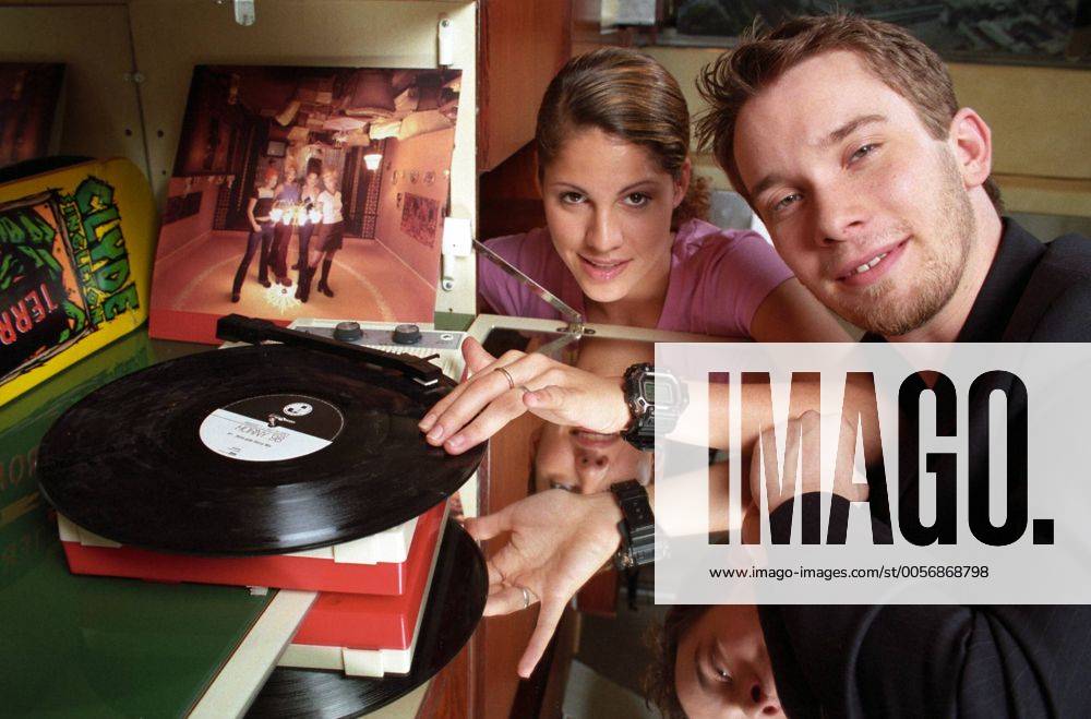 Jasmin Gerat mit Christian Ulmen (Schauspieler Moderation) 05 98 her TV Fernsehen Moderation Musik VJ Videojockey Pop Techno MTV Film Fernsehen Kino Schauspiel Minirock Turnschuhe Sneaker Adidas dunkelhaarig leger sitzend Sofa quer Querformat Blick in Kamera Portrait Porträt Plattenspieler Schallplatte Spiegel lächelnd