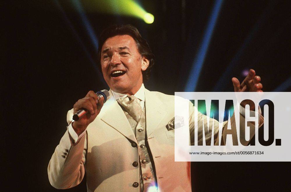 Karel Gott (Sänger) 05 98 her Mann Gesang Schlager dunkelhaarig seriös Kunst Malerei Jackett Weste weiß Krawatte stehend Auftritt Konzert Bühne Mikrophon haltend singend Studio Dekoration Kulisse halb quer gestikulierend