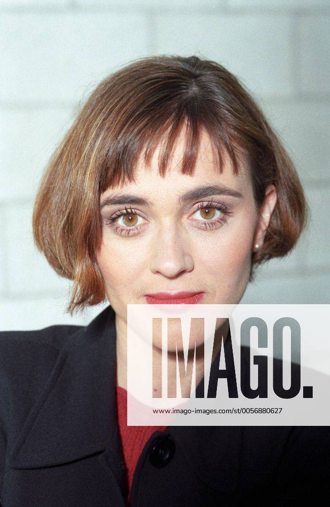 Caren Miosga (TV-Moderatorin) 04 99 her Caren Miosga im April 1999 Deutschland deutsch Deutsche Sprecherin Hörfunk Radio TV Fernsehen Journalistin Journalismus Frau blond mittellange Haare Blazer Shirt Hochformat hoch Portrait lächelnd