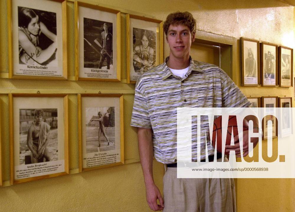 Peter Fehse (SV Halle) vor der Ehrengalerie in seinem Hallenser Gymnasium, u.a. mit Fotos von Kornelia Ender, Rüdiger Reiche, Ilke Wyludda und Nadja Bergknecht an der Wand Basketball Herren Saison 2001 2002, Shooting, Fotoshooting, Fototermin, Fotostory, Homestory, NBA-Draft, Drafting Einzelbild Sportgymnasium RobertKoch Halle