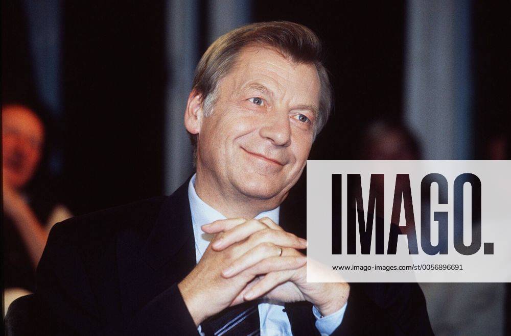 Eberhard Diepgen, 80. Geburtstag am 12. November Eberhard Diepgen (CDU-Politiker) 09 99 te Mann Politik CDU Partei kurzhaarig Hemd Jackett Krawatte seriös Portrait quer lächelnd Hände aufstützend