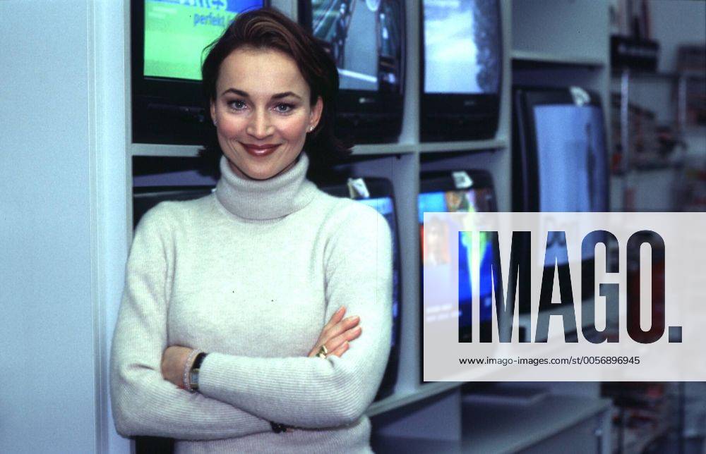 Caroline Beil (TV-Moderatorin) 01 00 te Frau Tochter von Star-Trompeter Peter Beil Gesang Musik Schauspiel Model abgeschlossenes Studium Soziologie Redaktion Moderation TV Fernsehen Magazin blitz (SAT 1) dunkelhaarig kurzhaarig Schmuck Ohrring Armband Ring leger Pullover Rollkragen beige stehend Sender Raum Regal Fernseher Fernsehapparate Bildschirme Monitore halb quer lächelnd angelehnt Arme verschränkt Fototermin Caroline Beil am 26.01.2000 in Berlin (exklusiv)