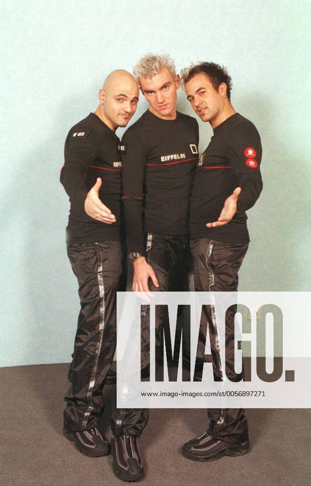 Eiffel 65 v.l.: Maurizio Lobina, Jeffrey Jey, Gabry Ponte Farbnegativ 12 99 thg Mann Italien Musik Pop Popstar Popstars Gesang Sänger Band Gruppe Musikgruppe Song Songs Lied Lieder Festival Kind Kinder Helping Hands meets Tabaluga & Lilli for Charity œ99 Single Blue (Da Ba Dee) Blue Eiffel 65 mit der Club- und Musikszene im italienischen Torino verwurzelt leger stehend gestikulierend neutral ganz hoch Fototermin am 06.12.1999 im Theatro Centro Oberhausen
