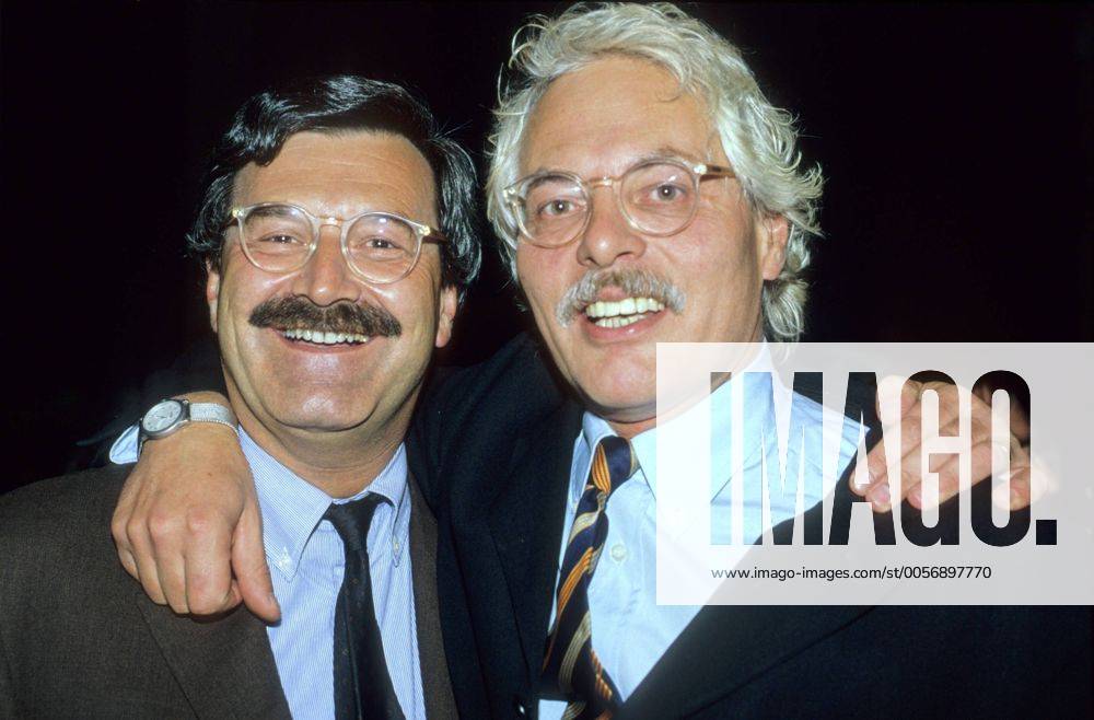Nikolaus Brender (li.) mit Thomas Roth 10 99 ort Mann Journalismus Fernsehen TV TV-Journalist kurzhaarig Schnäuzer Brille seriös Jackett Hemd Krawatte stehend Saal Halle dunkel Portrait quer angelehnt umarmend lächelnd Hanns-Joachim-Friedrichs-Preis am 18.10.1999 in Köln