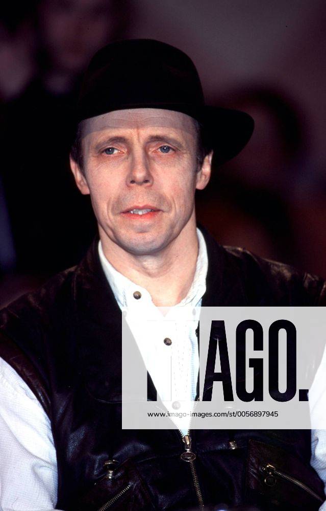 Prof. Gunther von Hagens (Anatom, Präparator) 02 00 her Mann Wissenschaft Forschung Untersuchung Anatomie Biologie Medizin Gesundheit Leichen tote Menschen Untersuchungen Naturwissenschaft dunkelhaarig kurzhaarig leger Hemd weiß Weste schwarz Hut sitzend Saal Halle dunkel Studio Show Talkshow halb hoch nachdenklich lächelnd zuhörend NDR Talk Show (NDR) am 18.02.2000 in Hamburg