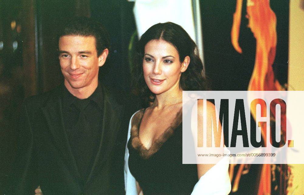Oliver Berben mit Freundin Bettina Zimmermann Farbnegativ 11 99 urb Bond BOND Premiere Kino Film Gast Gäste Kinofilm Gala Cosmos Kino Hotel Adlon stehend seriös lächelnd halb quer am 24.11.1999 in Berlin