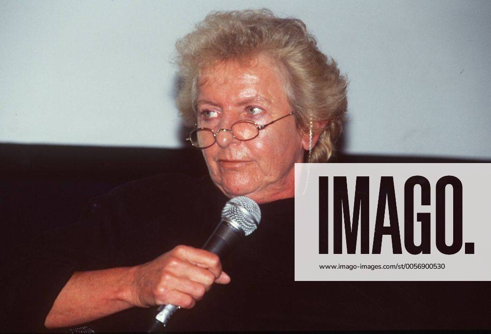 Gisela Marx (Filmpool Film- und Fernseh- produktionsgesellschaft) 06 00 pp Frau Journalistin Journalismus Produzentin Produktion TV Fernsehen Gesellschaft Unternehmen Filmproduktionsgesellschaft Filmproduktion Filmproduktionen Film Filme Fernsehproduktion Fernsehproduktionen Fernsehfilme Fernsehproduktionsgesellschaft blond kurzhaarig Brille Brillenkette leger Shirt Pullover Jacke schwarz sitzend Saal Halle dunkel Portrait quer lächelnd zuhörend Mikrophon haltend Fototermin Medienforum NRW am 05.06.2000 in Köln