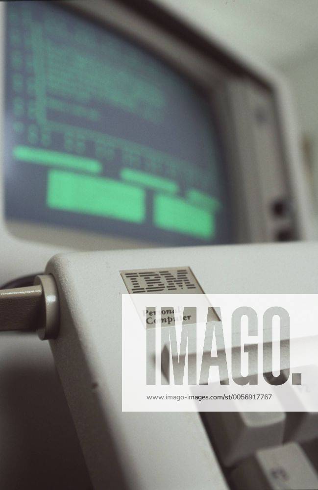 Feature Symbol: IBM PC 5150 , erster PC, Erfolgsgeschichte des Personal Computers 08 01 thg Featureaufnahme Featurefoto Featurebild Featurethema Thema Arbeiten Arbeit Arbeitsplatz Platz Computerarbeitsplatz Computerarbeitsplätze Computerarbeit PC Personal Computer Personalcomputer Ur-PC erster Computer Modell IBM PC 5150 Schreibtischrechner Rechner für den Schreibtisch wurde am 12.08.1981 auf den Markt gebracht von Firma Unternehmen Hersteller IBM wird nun 20 Jahre alt zwanzig Hardware PC Computer Rechner alt neu Entwicklung Entstehung Erfolgsgeschichte Geschichte Entstehungsgeschichte Entwicklungsgeschichte Weiterentwicklung Verbesserung Veränderung Gerät Maschine Technik für Arbeit Büroarbeit und Spiele Spiel Computerspiel Computerspiele verändert Arbeitswelt Arbeitszeit Arbeitstechnik Arbeitsweise Freizeit Hobby teuer billiger billig preiswert erschwinglich bezahlbar unbezahlb