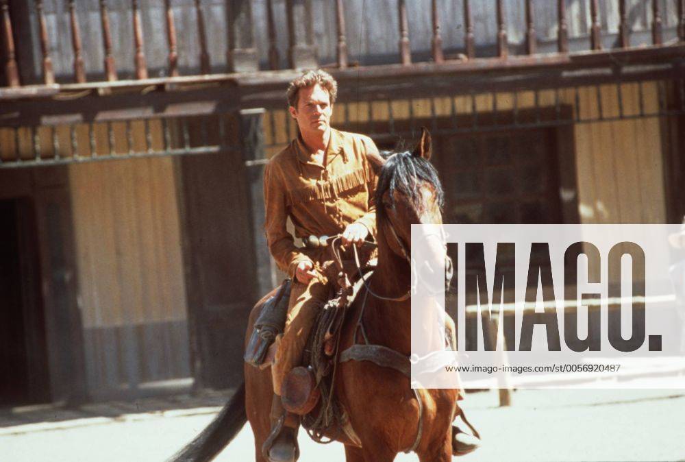 Der Schuh des Manitu Christian Tramitz 07 01 teu Filmproduktion Film Kino Kinofilm Mann Schauspieler Schauspiel Darsteller Szene Filmszene ganz quer Cowboy Kostüm Ranger Pferd reitend reiten draußen