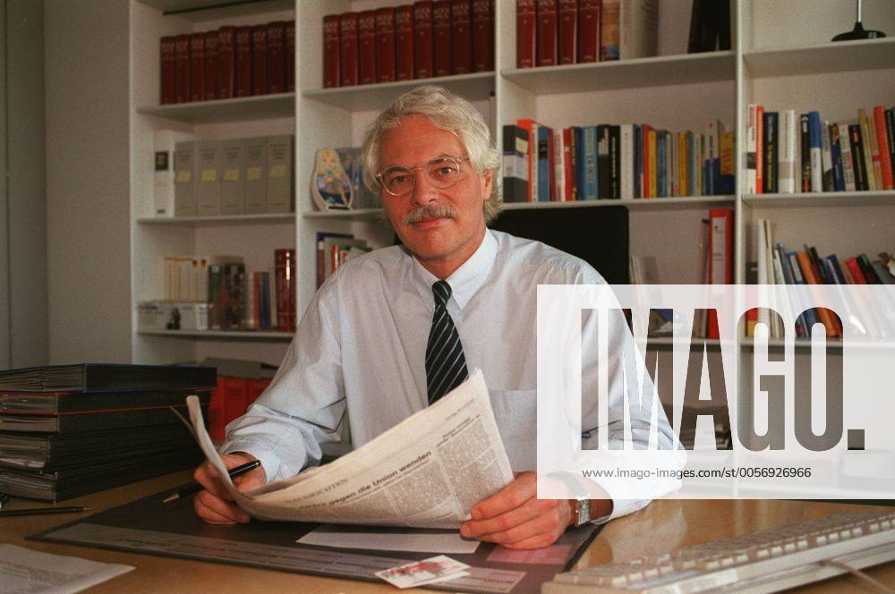 Thomas Roth (TV-Journalist) 07 02 te Mann Journalismus TV Fernsehen Korrespondent Korrespondenz weißhaarig kurzhaarig Schnäuzer Brille leger Hemd Krawatte sitzend Büro Tisch Schreibtisch halb quer nachdenklich lächelnd aufschauend Stift haltend Unterlagen Zeitung aufgeschlagen hinter ihm Regal Bücher Bücherregal Fototermin Thomas Roth am 30.07.2002 in Berlin