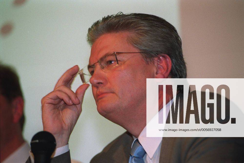 Sigmund Gottlieb (Journalist) 08 02 thg Mann Journalist Journalismus TV Fernsehen TV-Chefredakteur beim Bayrischen Rundfunk Bayrischer Rundfunk Tagesthemen-Kommentator Kommentation Moderation grauhaarig kurzhaarig Brille seriös Jackett Hemd Krawatte sitzend Saal Halle Portrait quer zur Seite schauend Halbprofil aufstützend Hand an der Brille sie zurechtrückend Mikrophon Froschperspektive Vortragsveranstaltung Liberales Netzwerk am 26.08.2002 in der Ravensberger Spinnerei (RaSpi) in Bielefeld