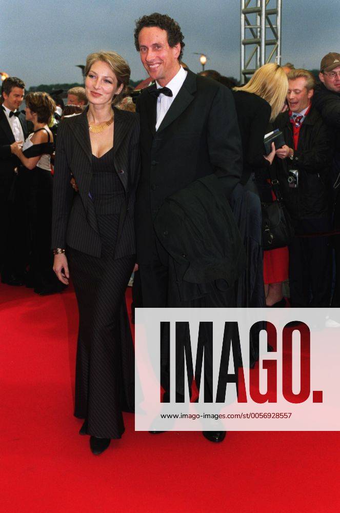 Prof. Dr. Julian Nida-Rümelin mit seiner Ehefrau Nathalie Weidenfeld 10 02 pp Mann Staatsminister für Kultur Politiker Politik Kulturminister Minister Staat Staatsminister Kultur Frau Autorin Buch festlich stehend gehend draußen Teppich rot ganz hoch lächelnd posierend sich umschauend Fototermin Der Deutsche Fernsehpreis am 05.10.2002 in Köln Deutscher Fernsehpreis
