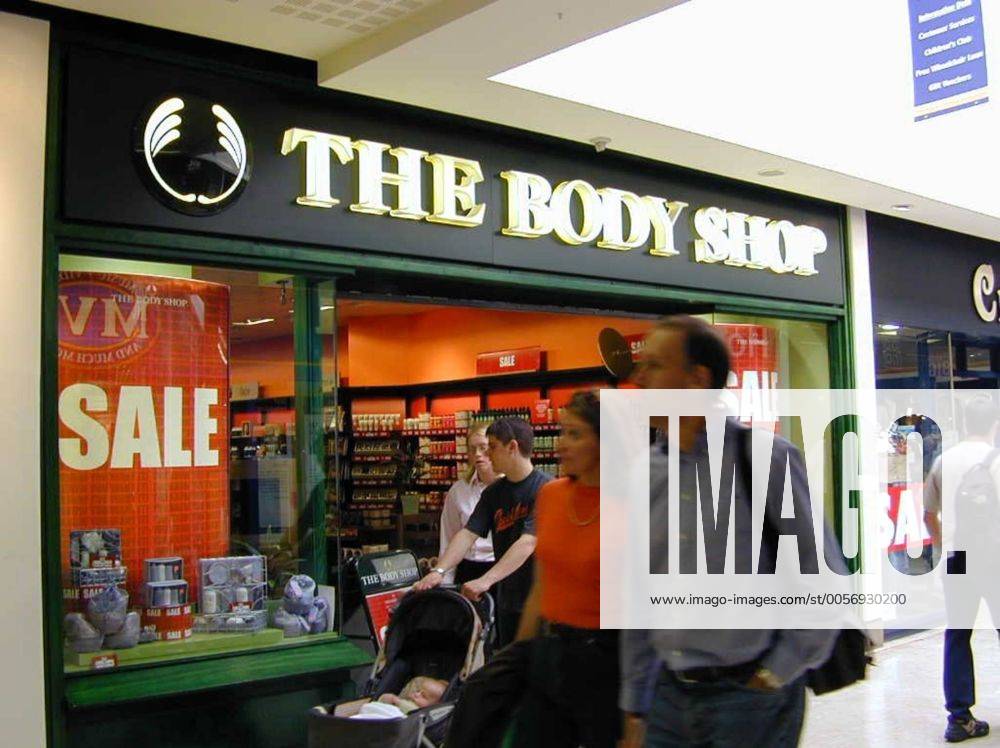 Feature Symbol: The Body Shop 08 02 teu England Großbritannien Marke Markenprodukt Kosmetik Kosmetikprodukte Naturprodukt Naturprodukte Pflege Pflegeprodukte Pflegemittel Hautpflege Haarpflege Unternehmen Firma Kette Geschäft Geschäfte Shops Laden Läden Geschäftszeile Einkaufszeile Geschäftsstraße Einkaufsstraße Einkaufsmeile Geschäftsmeile Zeile Chester Schaufenster Passanten Passant Sale Schriftzug Logo quer Auftrag WB