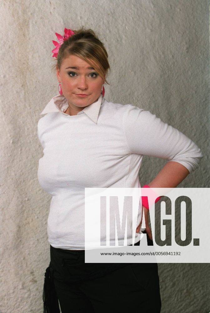 Paula Birnbaum (Schauspielerin) 12 03 her Frau TV Fernsehen Schauspiel Schauspielerin dick dicke blond langhaarig Hochsteckfrisur Schmuck Ohrringe leger Pulli Pullover Bluse halb hoch lächelnd stehend posierend Freisteller freistellbar Studio Fototermin 18 - Allein unter Mädchen (ProSieben) am 17.12.2003 in Hamburg