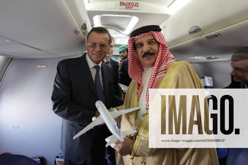 ITAR-TASS: MANAMA, BAHRAIN. JANUARY 20, 2012. Russian first deputy prime minister Viktor Zubkov (L) and King of Bahrain Hamad bin Isa Al Khalifa inside the Sukhoi Superjet 100 at the 2nd Bahrain International Air Show. premiumd RE0F6153