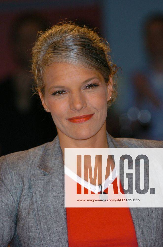 Ina Müller (Kabarettistin) 06 04 her Frau TV Fernsehen Musik Musikerin Autorin Kabarett Kabarettistin Musikkabarett QueenBee Musikkabarettistin plattdeutsch platt grauhaarig langhaarig Hochsteckfrisur Schmuck Ohrringe leger T-Shirt Jackett Studio Fernsehstudio Gast Portrait hoch lächelnd NDR Talk Show Talkshow am 25.06.2004 in Hamburg