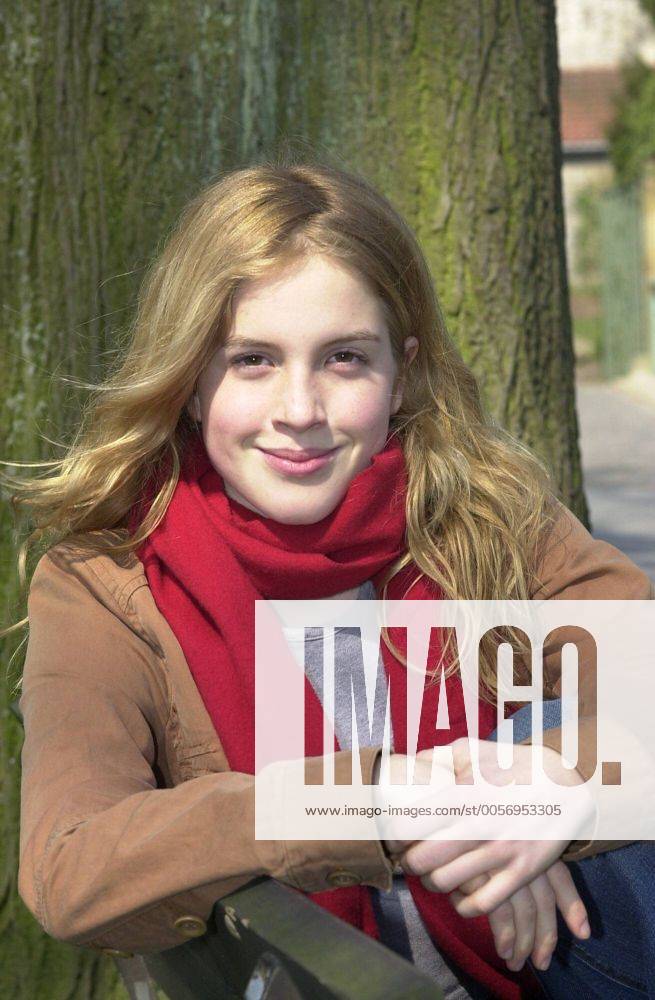 Paula Kalenberg (Schauspielerin) 04 04 borg Frau TV Fernsehen Film Schauspiel Schauspielerin blond langhaarig leger T-Shirt Jacke Schal rot halb hoch lächelnd sitzend draußen Baum Fototermin am 15.04.2004 in Bielefeld (exklusiv)