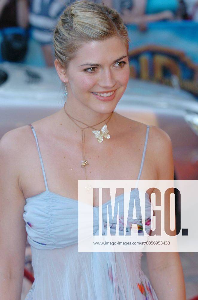 Nina Bott (Schauspielerin) 08 04 her Frau TV Fernsehen Schauspiel Schauspielerin blond langhaarig Hochsteckfrisur seriös Top Spaghettiträger hellblau Schmuck Kette Ohrringe halb hoch lächelnd zur Seite schauend Film-Premiere Catwoman am 05.08.2004 in Hamburg