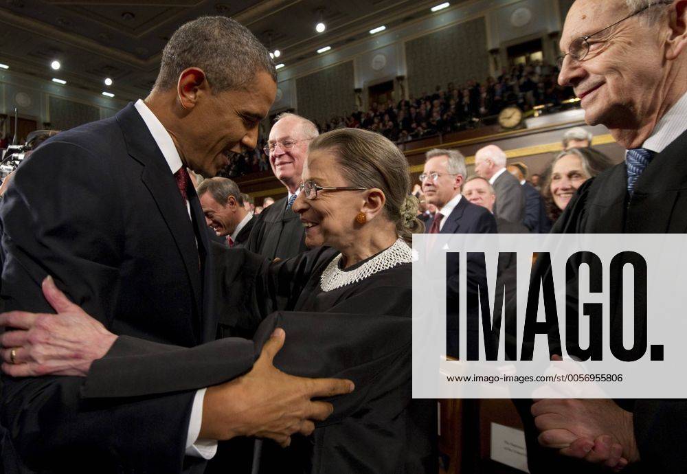IMAGO ICONS: Ruth Bader Ginsburg Berühmte Feministinnen, Ruth Bader Ginsburg President Barack Obama greets US Supreme Court Justice Ruth Bader Ginsburg prior to his State of the Union address in front of a joint session of Congress on January 24, 2012 at the US Capitol in Washington, DC. WAX20120124244