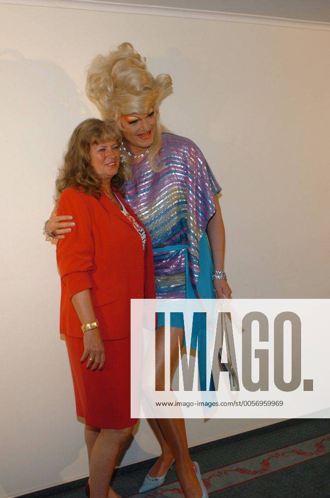 Olivia Jones (Travestiekünstlerin) mit ihrer Mutter Evelyn Roth 08 05 her Mann Frau Kunst Künstler Travestiekünstler Travestie hoch Hochformat ganz Verkleidung Drag-Queen Fernsehen TV Film Schauspiel Schauspielerin Model Politik parteilos parteilose leger Perücke Hochsteckfrisur blond stark geschminkt Make-up Lidschatten Lippenstift falsche Wimpern Kette Kleid Minirock Armband Perlenkette Armkette Ohrringe Schmuck Ring blaue Schuhe roter Blazer Rock lange Haare stehend umarmend Umarmung lächelnd lächeln Fototermin zu Herman & Tietjen am 19.08.2005 in Hamburg