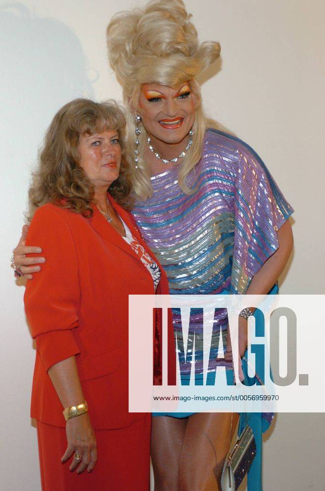 Olivia Jones (Travestiekünstlerin) mit ihrer Mutter Evelyn Roth 08 05 her Mann Frau Kunst Künstler Travestiekünstler Travestie hoch Hochformat halb kleidung Drag-Queen Fernsehen TV Film Schauspiel Schauspielerin Model Politik parteilos parteilose leger Perücke Hochsteckfrisur blond stark geschminkt Make-up Lidschatten Lippenstift falsche Wimpern Kette Kleid Minirock Armband Perlenkette Armkette Ohrringe Schmuck Ring blaue Schuhe roter Blazer Rock lange Haare stehend umarmend Umarmung lächelnd lächeln lachen lachend Fototermin zu Herman & Tietjen am 19.08.2005 in Hamburg