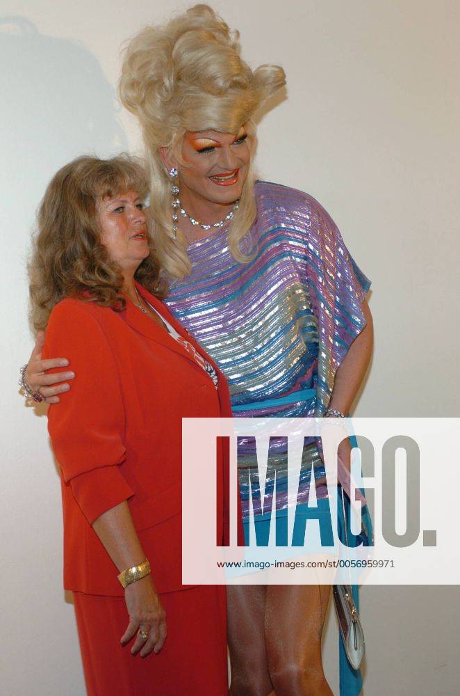 Olivia Jones (Travestiekünstlerin) mit ihrer Mutter Evelyn Roth 08 05 her Mann Frau Kunst Künstler Travestiekünstler Travestie hoch Hochformat halb kleidung Drag-Queen Fernsehen TV Film Schauspiel Schauspielerin Model Politik parteilos parteilose leger Perücke Hochsteckfrisur blond stark geschminkt Make-up Lidschatten Lippenstift falsche Wimpern Kette Kleid Minirock Armband Perlenkette Armkette Ohrringe Schmuck Ring blaue Schuhe Handtasche in der linken Hand haltend roter Blazer Rock lange Haare stehend umarmend Umarmung lächelnd lächeln lachen lachend Fototermin zu Herman & Tietjen am 19.08.2005 in Hamburg