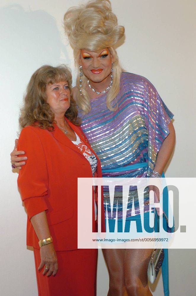 Olivia Jones (Travestiekünstlerin) mit ihrer Mutter Evelyn Roth 08 05 her Mann Frau Kunst Künstler Travestiekünstler Travestie hoch Hochformat halb kleidung Drag-Queen Fernsehen TV Film Schauspiel Schauspielerin Model Politik parteilos parteilose leger Perücke Hochsteckfrisur blond stark geschminkt Make-up Lidschatten Lippenstift falsche Wimpern Kette Kleid Minirock Armband Perlenkette Armkette Ohrringe Schmuck Ring blaue Schuhe Handtasche in der linken Hand haltend roter Blazer Rock lange Haare stehend umarmend Umarmung lächelnd lächeln lachen lachend Fototermin zu Herman & Tietjen am 19.08.2005 in Hamburg
