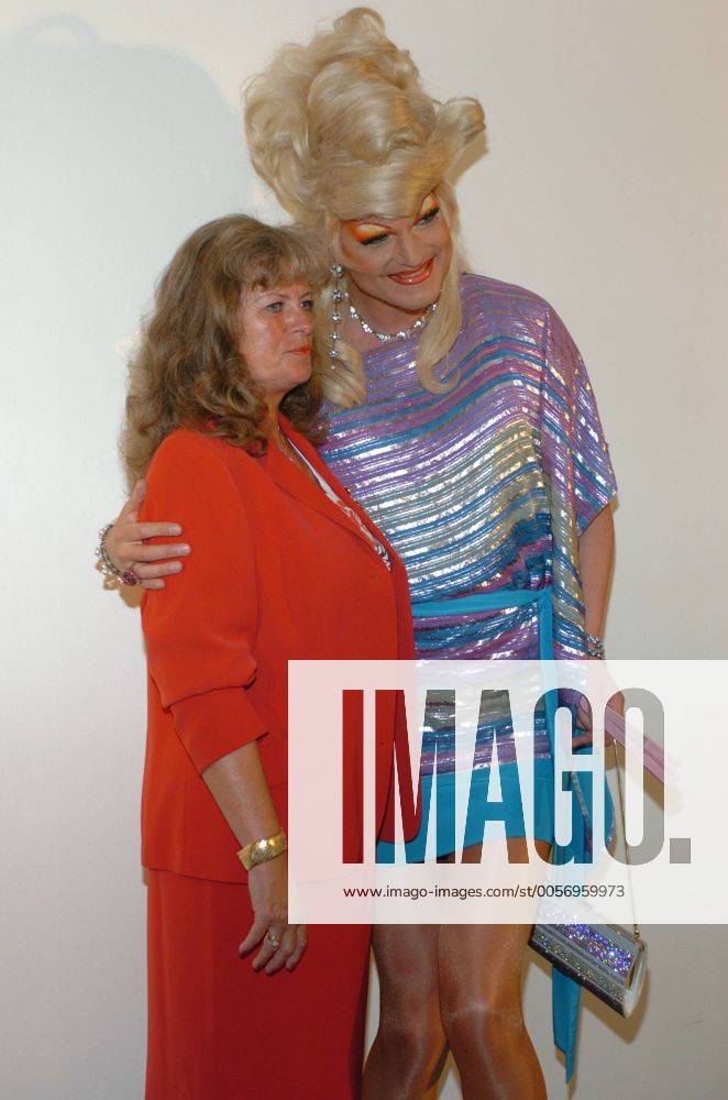 Olivia Jones (Travestiekünstlerin) mit ihrer Mutter Evelyn Roth 08 05 her Mann Frau Kunst Künstler Travestiekünstler Travestie hoch Hochformat halb kleidung Drag-Queen Fernsehen TV Film Schauspiel Schauspielerin Model Politik parteilos parteilose leger Perücke Hochsteckfrisur blond stark geschminkt Make-up Lidschatten Lippenstift falsche Wimpern Kette Kleid Minirock Armband Perlenkette Armkette Ohrringe Schmuck Ring blaue Schuhe Handtasche in der linken Hand haltend roter Blazer Rock lange Haare stehend umarmend Umarmung lächelnd lächeln lachen lachend Fototermin zu Herman & Tietjen am 19.08.2005 in Hamburg