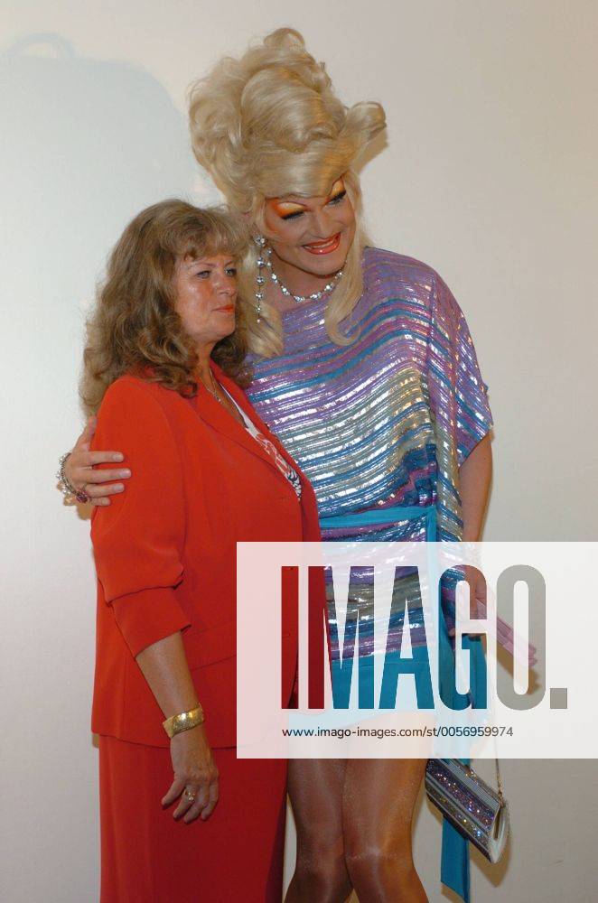Olivia Jones (Travestiekünstlerin) mit ihrer Mutter Evelyn Roth 08 05 her Mann Frau Kunst Künstler Travestiekünstler Travestie hoch Hochformat halb kleidung Drag-Queen Fernsehen TV Film Schauspiel Schauspielerin Model Politik parteilos parteilose leger Perücke Hochsteckfrisur blond stark geschminkt Make-up Lidschatten Lippenstift falsche Wimpern Kette Kleid Minirock Armband Perlenkette Armkette Ohrringe Schmuck Ring blaue Schuhe Handtasche in der linken Hand haltend roter Blazer Rock lange Haare stehend umarmend Umarmung lächelnd lächeln lachen lachend Fototermin zu Herman & Tietjen am 19.08.2005 in Hamburg