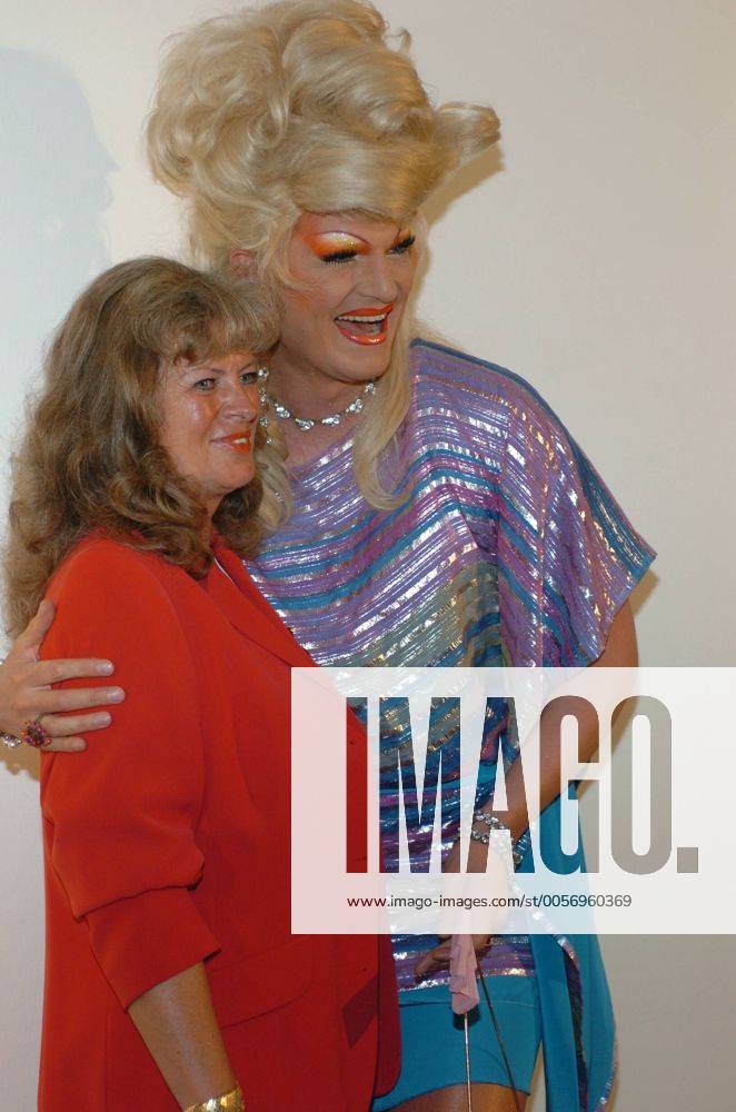 Olivia Jones (Travestiekünstlerin) mit ihrer Mutter Evelyn Roth 08 05 her Mann Frau Kunst Künstler Travestiekünstler Travestie hoch Hochformat halb kleidung Drag-Queen Fernsehen TV Film Schauspiel Schauspielerin Model Politik parteilos parteilose leger Perücke Hochsteckfrisur blond stark geschminkt Make-up Lidschatten Lippenstift falsche Wimpern Kette Kleid Minirock Armband Perlenkette Armkette Ohrringe Schmuck Ring blaue Schuhe roter Blazer Rock lange Haare stehend umarmend Umarmung lächelnd lächeln lachen lachend Fototermin zu Herman & Tietjen am 19.08.2005 in Hamburg