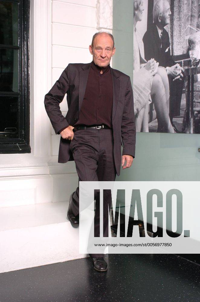 Michael Mendl (Schauspieler) 08 05 her Mann Schauspiel Schauspieler Film TV Fernsehen grauhaarig kurzhaarig Halbglatze seriös schwarzer Anzug Hemd hoch Hochformat ganz neutral stehend rechter Fuß auf Stufe weiße türkise Wand Bild schwarzer Fußboden Fototermin zum ARD-Film Hengstparade am 23.08.2005 in Hamburg