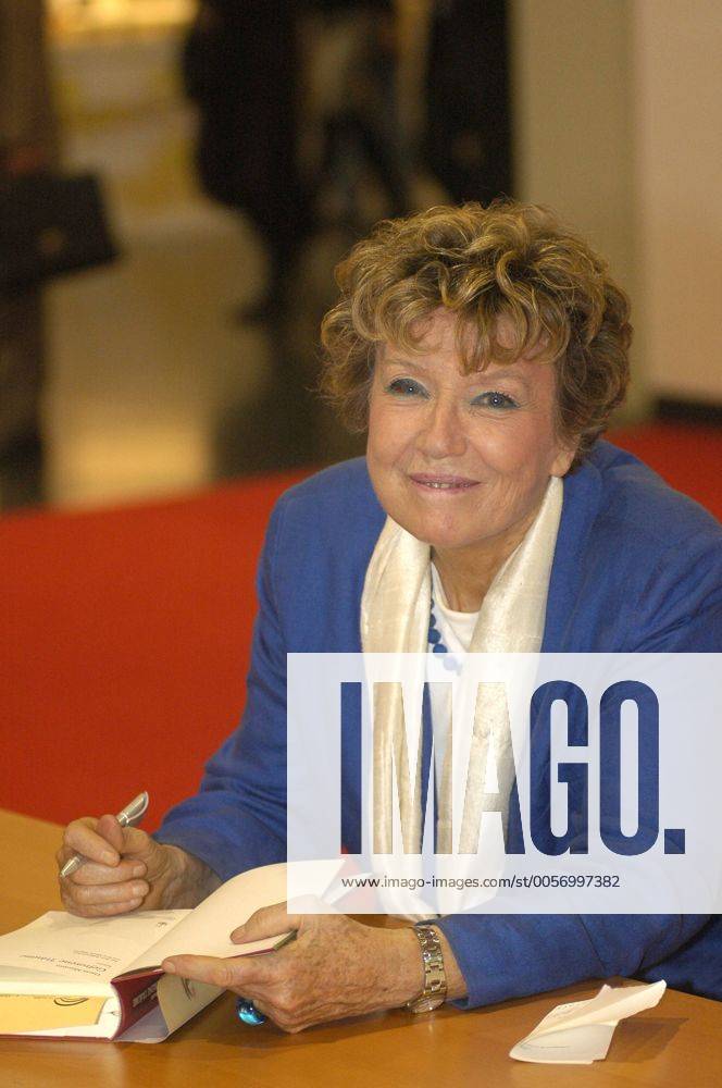 Dacia Maraini (Autorin) 10 06 thg Dacia Maraini auf der Buchmesse in Frankfurt Main am 5.10.2006 Italien Italienerin Frau Schriftstellerin Literatur Messe Frankfurter dunkelblond gesträhnt Strähnen lockig Locken leger Schmuck Kette Uhr Armbanduhr Hochformat hoch halb Portrait sitzend lächelnd Lächeln