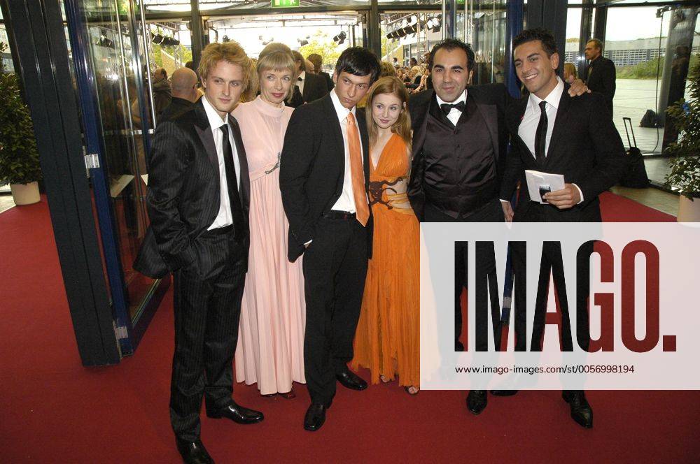 Axel Schreiber gestorben Hauptdarsteller von Türkisch für Anfänger (ARD) 10 06 thg Axel Schreiber, Anna Stieblich, ???, Josefine Preuß, Adnan Maral und Elyas M Barek (v.li.) am 20. Oktober 2006 bei Der Deutsche Fernsehpreis 2006 im Coloneum in Köln Schauspieler Schauspielerin Schauspielerinnen Frauen Frau Mann Männer Serie Reihe Fernsehserie TV Fernsehen elegant festlich seriös Anzug Smoking Kleid Querformat quer ganz stehend lächelnd Deutscher Preis TV Fernsehen Auszeichnung Gala Veranstaltung rot roter Teppich Fredy