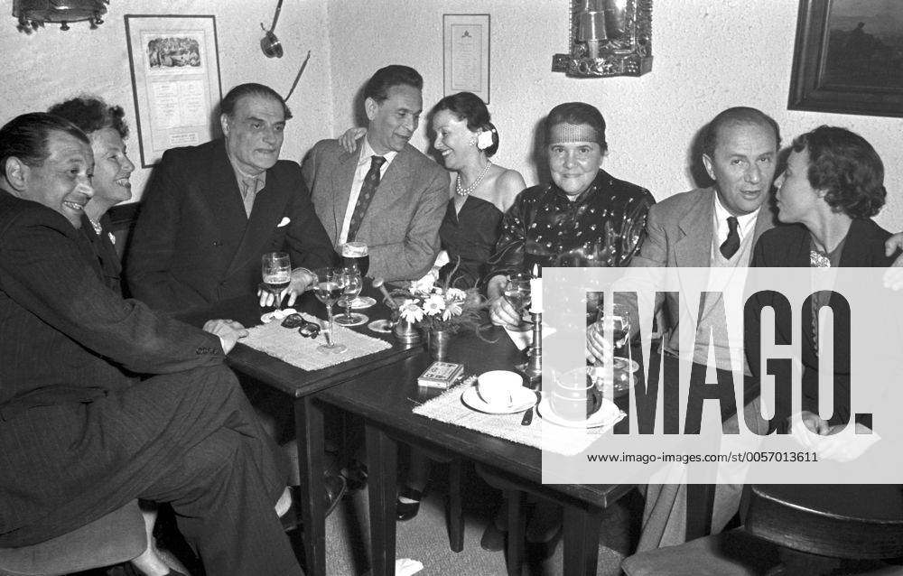 1. Internationale Filmfestspiele Berlin 1st Berlin Film Festival (Berlinale), 06.-17. Juni 1951 Lil Dagover mit Gesellschaft